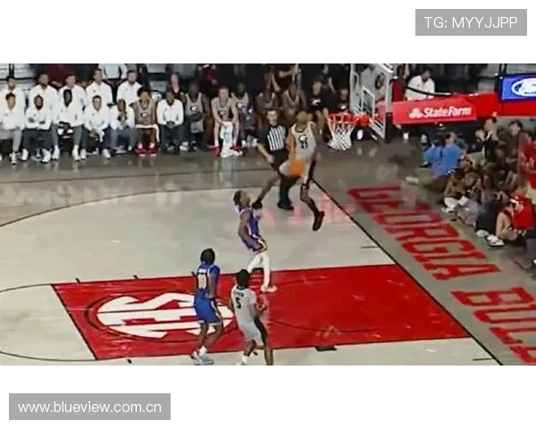 谢泼德断球后的极速反击上演震撼暴扣精彩瞬间 谢泼德断球后的极速反击上演震撼暴扣精彩瞬间